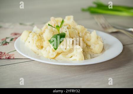 Diät-Blumenkohl mit Gewürzen gedünstet. Stockfoto