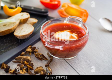 Fastenborsch mit getrockneten Pilzen und Gemüse auf einem hellen Holztisch. Stockfoto