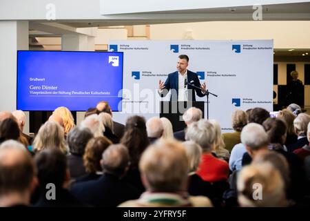 05. November 2024, Berlin: Gero Dimter, Vizepräsident der Stiftung Preußisches Kulturerbe, spricht bei der Umbenennung der piazzetta vor dem Kulturforum in Johanna und Eduard Arnhold Platz. Das jüdische Ehepaar war wichtige Mäzen der Künste und stiftete unter anderem die Deutsche Akademie Villa Massimo in Rom, die bis heute die größte deutsche Kulturinstitution im Ausland ist. Besonders die Mitglieder des Vereins zur Erinnerung an Johanna und Eduard Arnhold, der auch das bürgerliche Engagement des jüdischen Mittelstandes in Deutschland und Berlin gedenken soll Stockfoto