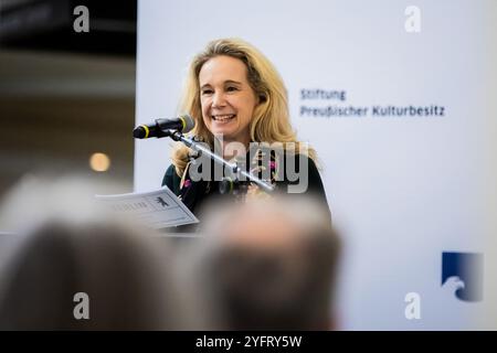 05. November 2024, Berlin: Sarah Wedl-Wilson, Staatssekretärin für Kultur des Landes Berlin, spricht bei der Umbenennung der piazzetta vor dem Kulturforum in Johanna und Eduard Arnhold Platz. Das jüdische Ehepaar war wichtige Mäzen der Künste und stiftete unter anderem die Deutsche Akademie Villa Massimo in Rom, die bis heute die größte deutsche Kulturinstitution im Ausland ist. Die Mitglieder des Vereins zum Gedenken an Johanna und Eduard Arnhold, der auch das bürgerliche Engagement des jüdischen Mittelstandes in Deutschland und Berlin gedenken soll, waren besonders verbunden Stockfoto