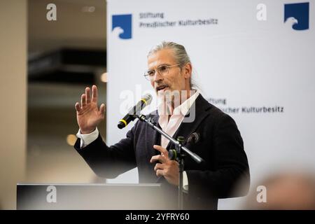05. November 2024, Berlin: Moritz Wullen, Direktor der Kunstbibliothek, spricht bei der Umbenennung der piazzetta vor dem Kulturforum in Johanna und Eduard Arnhold Platz. Das jüdische Ehepaar war wichtige Mäzen der Künste und stiftete unter anderem die Deutsche Akademie Villa Massimo in Rom, die bis heute die größte deutsche Kulturinstitution im Ausland ist. Die Mitglieder des Vereins zum Gedenken an Johanna und Eduard Arnhold, der auch das bürgerliche Engagement des jüdischen Mittelstandes in Deutschland und Berlin gedenken soll, engagierten sich besonders für die Benennung des Sq Stockfoto