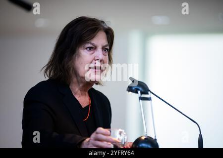05. November 2024, Berlin: Angela Winkler, Schauspielerin, liest bei der Umbenennung der piazzetta vor dem Kulturforum in Johanna und Eduard Arnhold Platz. Das jüdische Ehepaar war wichtige Mäzen der Künste und stiftete unter anderem die Deutsche Akademie Villa Massimo in Rom, die bis heute die größte deutsche Kulturinstitution im Ausland ist. Die Mitglieder des Vereins zum Gedenken an Johanna und Eduard Arnhold, der auch das bürgerliche Engagement des jüdischen Mittelstandes in Deutschland und Berlin gedenken soll, engagierten sich besonders für die Benennung des Platzes. Foto: Chri Stockfoto