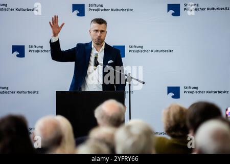 05. November 2024, Berlin: Gero Dimter, Vizepräsident der Stiftung Preußisches Kulturerbe, spricht bei der Umbenennung der piazzetta vor dem Kulturforum in Johanna und Eduard Arnhold Platz. Das jüdische Ehepaar war wichtige Mäzen der Künste und stiftete unter anderem die Deutsche Akademie Villa Massimo in Rom, die bis heute die größte deutsche Kulturinstitution im Ausland ist. Die Mitglieder des Vereins zum Gedenken an Johanna und Eduard Arnhold, der auch das bürgerliche Engagement des jüdischen Mittelstandes in Deutschland und Berlin gedenken soll, waren besonders verbunden Stockfoto