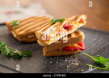 Gegrilltes Bratbrot mit Füllung innen. Stockfoto