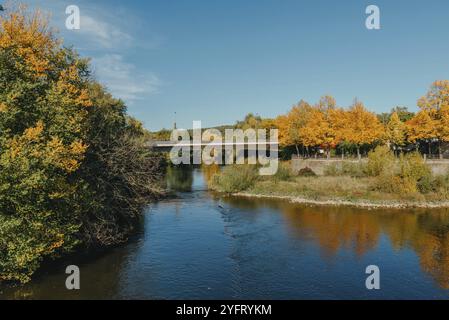 Eisenbahnbrücke mit Fluss in Bietigheim-Bissingen, Deutschland. Herbst. Eisenbahnviadukt über der Enz, erbaut 1853 von Karl von Etzel auf sonniger Basis Stockfoto