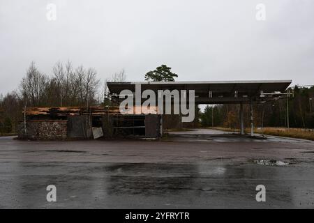 Skånes-Fagerhult, Skåne, Schweden. November 2024. Verlassene Tankstelle. Stockfoto