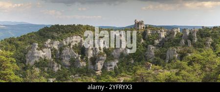 Felsen mit seltsamen Formen im Chaos von Montpellier-le-Vieux im Nationalpark Cevennen. Panorama, Panorama. Stadt der Steine, La Roque-Sainte-Mar Stockfoto