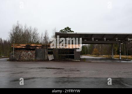 Skånes-Fagerhult, Skåne, Schweden. November 2024. Verlassene Tankstelle. Stockfoto