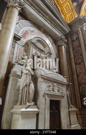 Marmorstatue im Hauptschiff des Petersdoms, Rom, Vatikanstadt Stockfoto