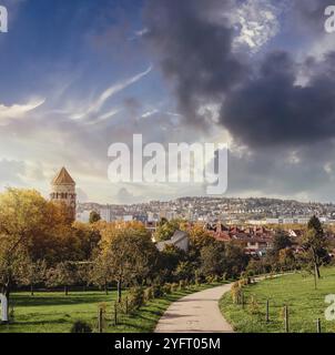 Deutschland, Stuttgart Panoramablick. Wunderschöne Häuser im Herbst, Himmel und Naturlandschaft. Weinberge in Stuttgart, buntes Weinanbaugebiet in der so Stockfoto