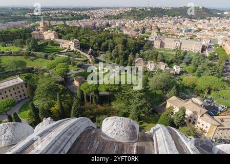 Die Vatikanischen Gärten von der Kuppel des Petersdoms in der Vatikanstadt, Rom, Italien Stockfoto