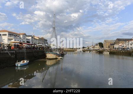 Hafen von Pornic bei Ebbe in der Region Pays De La Loire in Westfrankreich Stockfoto