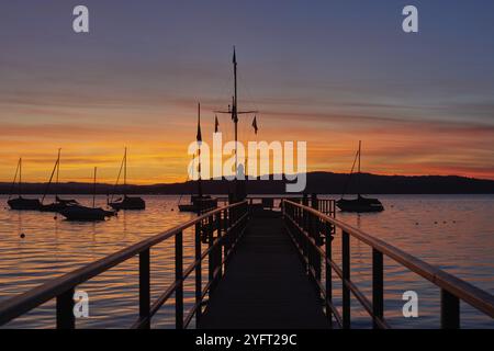 Sonnenaufgangspanorama Am Bodensee. Morgensonnenlicht Über Ruhigem Wasser. Erleben Sie den faszinierenden Sonnenaufgang über dem deutschen Bodensee, der von einem Boot aus gefangen genommen wurde Stockfoto