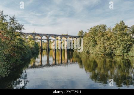 Eisenbahnbrücke mit Fluss in Bietigheim-Bissingen, Deutschland. Herbst. Eisenbahnviadukt über der Enz, erbaut 1853 von Karl von Etzel auf sonniger Basis Stockfoto