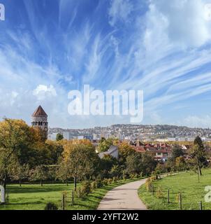 Deutschland, Stuttgart Panoramablick. Wunderschöne Häuser im Herbst, Himmel und Naturlandschaft. Weinberge in Stuttgart, buntes Weinanbaugebiet in der so Stockfoto