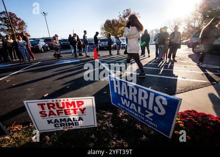 Harrisburg, Pennsylvania, 5. November 2024, Wahltag. Eine lange Reihe von Wählern wartet auf die Wahl am Dienstag Morgen, 2024 Wahltag, am Wahlplatz Harrisburg First Assembly of God in Harrisburg, PA. John Lazenby/Alamy Live News Stockfoto