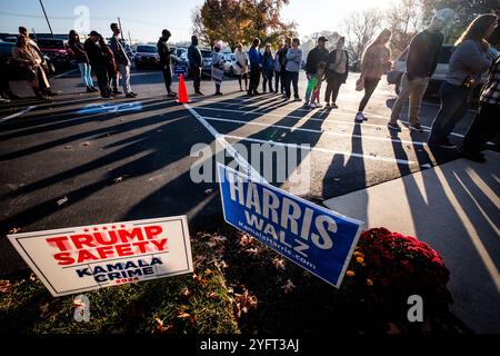 Harrisburg, Pennsylvania, 5. November 2024, Wahltag. Eine lange Reihe von Wählern wartet auf die Wahl am Dienstag Morgen, 2024 Wahltag, am Wahlplatz Harrisburg First Assembly of God in Harrisburg, PA. John Lazenby/Alamy Live News Stockfoto