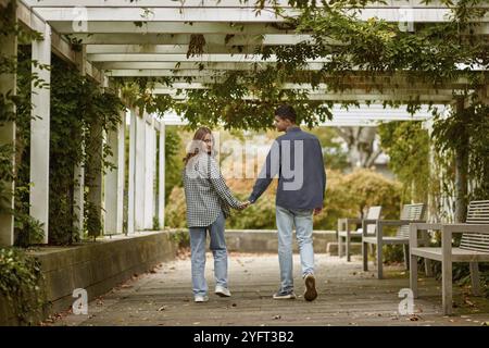 Junge Süße Frau Umarmt Freund. Im Herbst Draußen. Liebhaber, die im Park spazieren gehen. Attraktives, Lustiges Paar. Lovestory im Wald. Mann und Frau. Niedliche Liebhaber Stockfoto