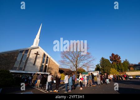 Harrisburg, Pennsylvania, 5. November 2024, Wahltag. Eine lange Reihe von Wählern wartet auf die Wahl am Dienstag Morgen, 2024 Wahltag, am Wahlplatz Harrisburg First Assembly of God in Harrisburg, PA. John Lazenby/Alamy Live News Stockfoto