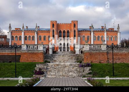 Marfino, Moskauer Region, Russland - 18. Oktober 2024: Das wichtigste Herrenhaus im pseudogotischen Stil auf dem Anwesen Marfino Stockfoto