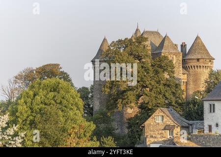 Schloss Bousquet aus dem 14. Jahrhundert, klassifiziert als historisches Denkmal. Montpeyroux, Aveyron, Frankreich, Europa Stockfoto