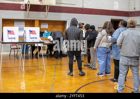 Detroit, Michigan, USA. November 2024. Die Wähler gaben bei den Präsidentschaftswahlen 2024 die Stimmen ab, kurz nachdem die Wahlen in der Lutheran Church in Bethany eröffnet wurden. Quelle: Jim West/Alamy Live News Stockfoto