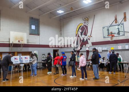 Detroit, Michigan, USA. November 2024. Die Wähler gaben bei den Präsidentschaftswahlen 2024 die Stimmen ab, kurz nachdem die Wahlen in der Lutheran Church in Bethany eröffnet wurden. Quelle: Jim West/Alamy Live News Stockfoto