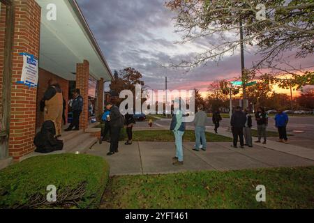 Detroit, Michigan, USA. November 2024. Die Wähler warten auf die Eröffnung der Wahlen um 7:00 Uhr in der lutherischen Kirche Bethany bei den Präsidentschaftswahlen 2024. Quelle: Jim West/Alamy Live News Stockfoto