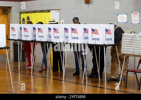 Detroit, Michigan, USA. November 2024. Die Wähler gaben bei den Präsidentschaftswahlen 2024 die Stimmen ab, kurz nachdem die Wahlen in der Lutheran Church in Bethany eröffnet wurden. Quelle: Jim West/Alamy Live News Stockfoto