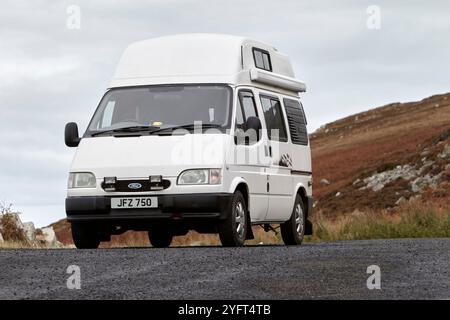 Der alte ford Transit mk5 Smiley Campervan parkte an der Lücke des wilden atlantiks, County donegal, republik irland Stockfoto