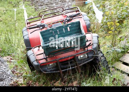 Altes kaputtes, stillgelegtes quad-Bike auf einer Farm, County donegal, republik irland Stockfoto