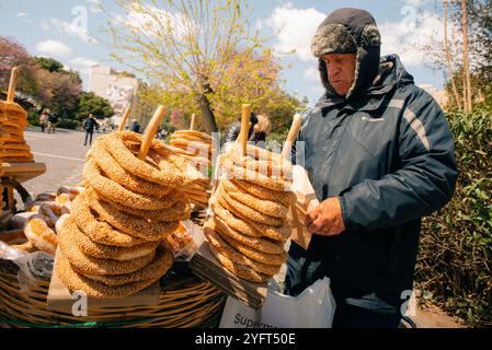 Griechischer Koulouri-Stapel. Traditionelles Street Food, knuspriges Sesambrot, Ring Bagels, Blick aus der Nähe. . Hochwertige Fotos Stockfoto