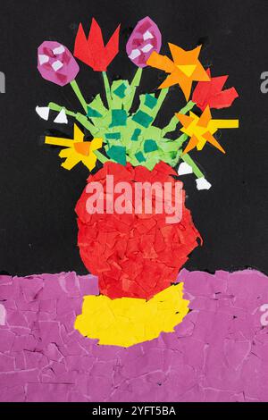 Eine lebhafte Papier-Collage mit bunten Blumen, die in einer roten Vase angeordnet sind. Das Bildmaterial verfügt über kräftige Farben und Texturen, die einem kontrastierenden B gegenüberstehen Stockfoto
