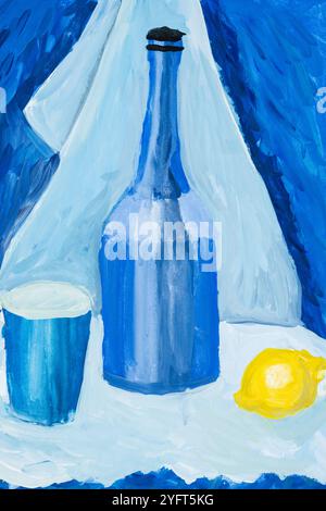 Ein lebendiges abstraktes Gemälde mit einer blauen Flasche, einem passenden Glas und einer gelben Zitrone. Die Blautöne schaffen eine beruhigende, künstlerische Komposition mit Stockfoto