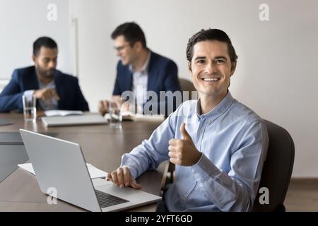 Glücklicher lateinamerikanischer Geschäftsmann posiert für Porträt Stockfoto