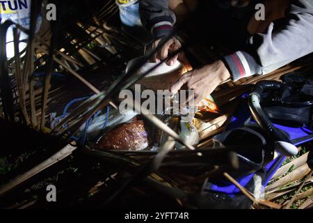 Fisherman bereitet seinen Fang zum Essen vor Stockfoto