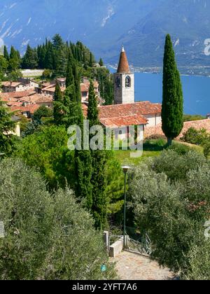 Blick auf Zypressen, die Kirche und die Häuser von Pieve. Pieve ist die wichtigste Stadt in der Gemeinde Tremosine am Westufer des Gardasees. Stockfoto