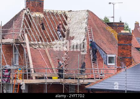 Dachdecker arbeiten an einem Haus, um ein Dach zu ersetzen, das mit Schaum besprüht worden war, in Gloucester, England, Großbritannien Stockfoto