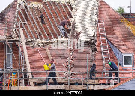 Dachdecker arbeiten an einem Haus, um ein Dach zu ersetzen, das mit Schaum besprüht worden war, in Gloucester, England, Großbritannien Stockfoto