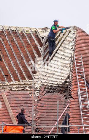 Dachdecker arbeiten an einem Haus, um ein Dach zu ersetzen, das mit Schaum besprüht worden war, in Gloucester, England, Großbritannien Stockfoto