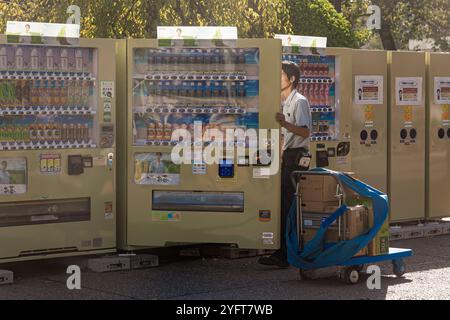 Man füllt die Getränkeautomat in Asakusa, Tokio, Japan auf. Oktober 2024 © Giorgia De Dato Stockfoto