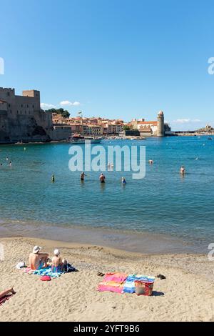 Blick auf den Strand von Collioure mit Eglise Notre Dame dea Anges im Hintergrund, Pyrenäen Orientales, Roussillon, Occitanie, Frankreich, Europa Stockfoto