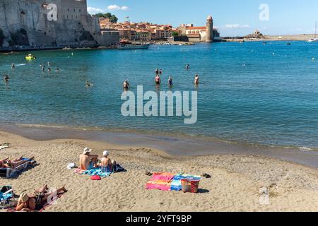 Blick auf den Strand von Collioure mit Eglise Notre Dame dea Anges im Hintergrund, Pyrenäen Orientales, Roussillon, Occitanie, Frankreich, Europa Stockfoto