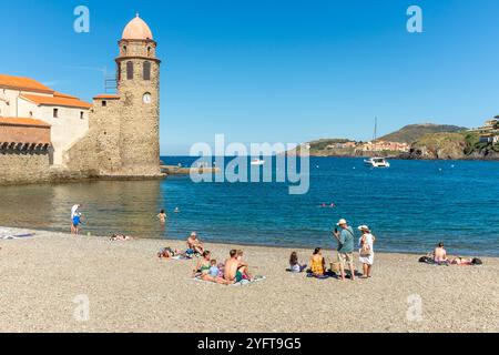 Blick auf den Strand von Collioure mit Eglise Notre Dame dea Anges im Hintergrund, Pyrenäen Orientales, Roussillon, Occitanie, Frankreich, Europa Stockfoto