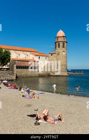 Blick auf den Strand von Collioure mit Eglise Notre Dame dea Anges im Hintergrund, Pyrenäen Orientales, Roussillon, Occitanie, Frankreich, Europa Stockfoto