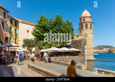 Menschen in Restaurants am Meer, Collioure, Pyrenäen Orientales, Roussillon, Occitanie, Frankreich, Europa Stockfoto