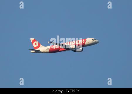 Chiangmai, Thailand - 20. Januar 2024: 9M-AHL Airbus A320-200 von AirAsia. Fahren Sie vom Flughafen Chiangmai nach Kuala lumpur, Malaysia. Stockfoto