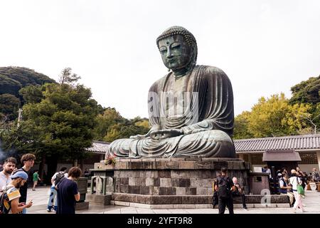 Touristen im Kōtoku-in-Schrein, Daibutsu, riesige Buddha-Statue in Kamakura, Japan © Giorgia de Dato Stockfoto