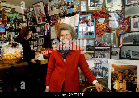 Madame Arlette Gondree Pritchett Inhaberin des Pegasus Bridge Cafe in der Normandie Frankreich. Das Café wurde nach der Landung am D-Tag im Zweiten Weltkrieg befreit, als Arlette ein Kind war. Stockfoto