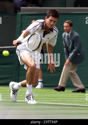 Der britische Tennisspieler Tim Henman war auf dem Weg zum Sieg in der ersten Runde in Wimbledon 1999 Stockfoto